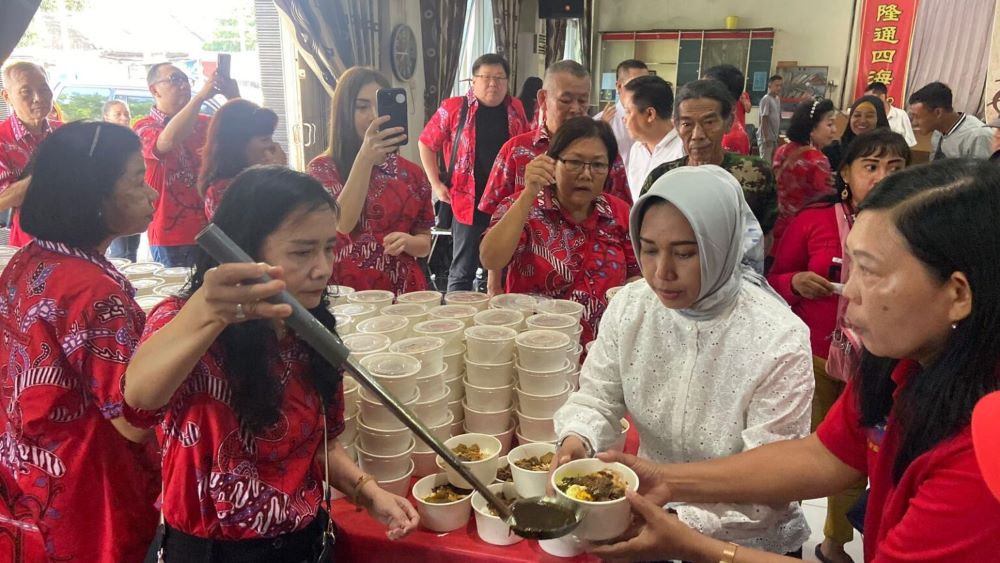 GAYENG: Wali Kota Mojokerto terpilih Ika Puspitasari bersama anggota Paguyuban Sosial Marga Tionghoa (PSMTI) Kota Mojokerto.