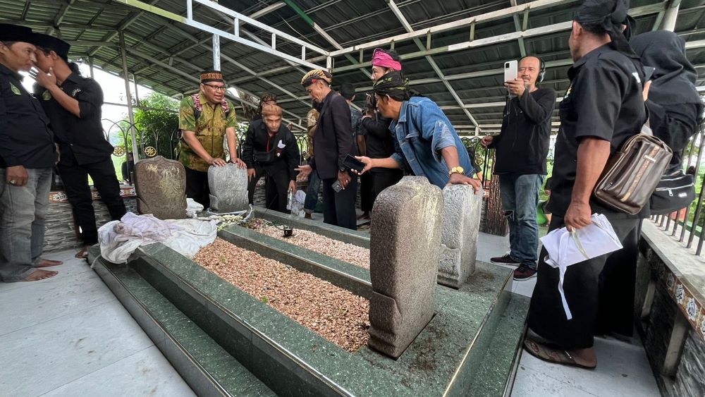 PETILASAN LELUHUR: Makam Mbah Sagu dan Mbah Budiman yang tidak dibongkar lantaran diyakini sebagai tokoh pembabat alas Desa Kumitir, Kecamatan Jatirejo.