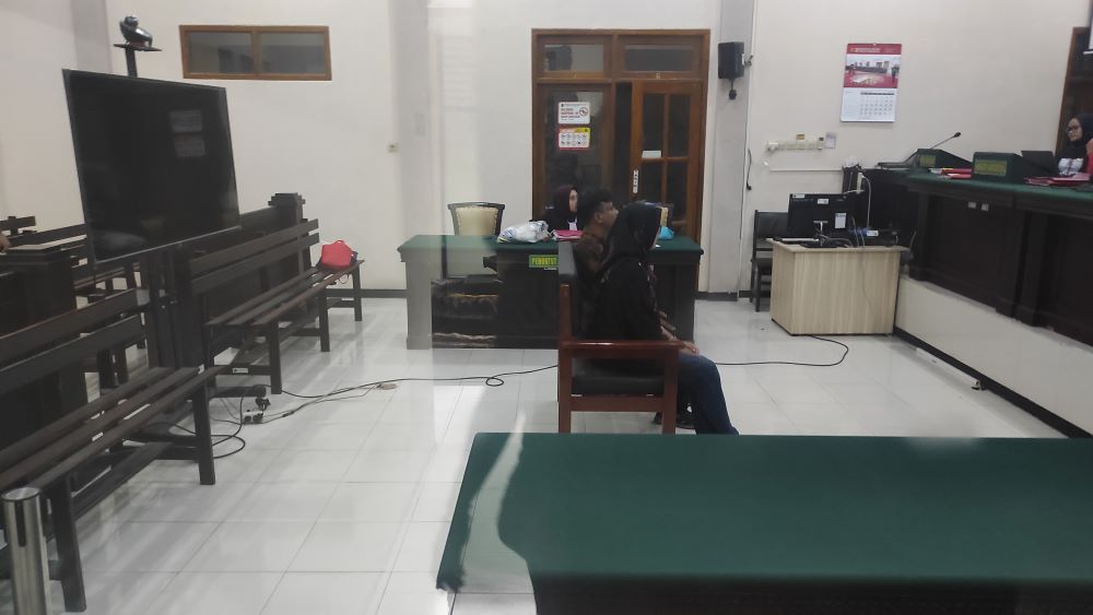PEMBUKTIAN: Terdakwa RP dan IM, eks PNS dan honorer Pemkab Mojokerto, saat menjalani sidang di Pengadilan Negeri Mojokerto kemarin (20/1).