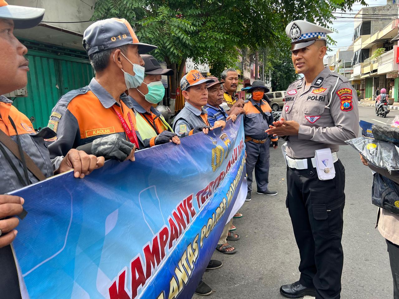 SOSIALISASI: Petugas Satlantas Polres Mojokerto Kota melakukan sosialisasi kepada kalangan juru parkir di Jalan Mojopahit, Senin (20/1/2025).
