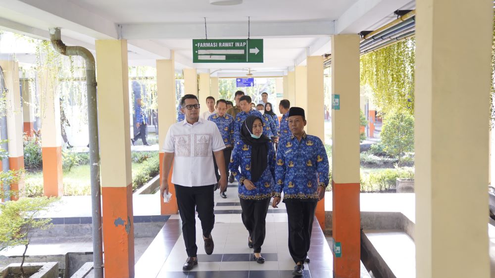 PENGECEKAN: Pj Wali Kota M. Ali Kuncoro bersama Sekdakot Mojokerto Gaguk Tri Prasetyo didampingi Direktur  RSUD dr Wahidin Sudiro Husodo dr Sulaiman Rosyid memeriksa progres proyek rehabilitasi ruang