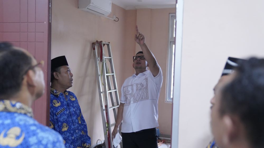 ONE STOP SERVICE: Direktur  RSUD dr Wahidin Sudiro Husodo dr Sulaiman Rosyid mendampingi Pj Wali Kota M. Ali Kuncoro saat pengecekan proyek gedung Gayatri tahap dua.