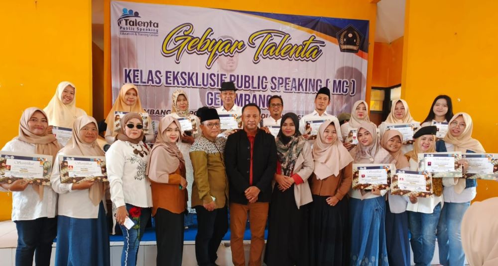JADI PIONIR: Lulusan kursus Talenta Public Speaking Education & Training Center menerima sertifikat keahlian, Sabtu (18/1) lalu.