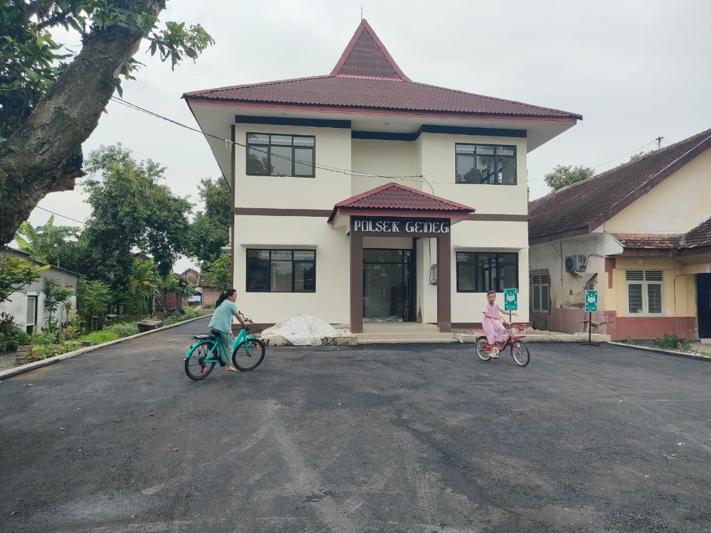 KONSTRUKSI: Gedung Polsek Gedeg yang tahun ini akan kembali disentuh pekerjaan fisik berupa pembangunan pagar dari hibah Pemkab Mojokerto, tahun lalu. (dok JPRM)