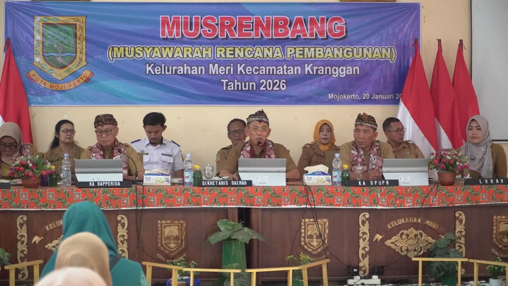 GALI ASPIRASI: Sekretaris Daerah Kota Mojokerto Gaguk Tri Prasetyo saat membuka Musrenbang Kelurahan Meri, Kecamatan Kranggan sambil mengenakan syal batik produk perajin asal Kelurahan Meri.