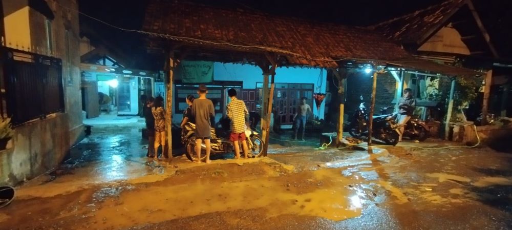 SASAR PERMUKIMAN: Banjir luapan Kali Putih menggenangi puluhan rumah warga Dusun Bancang, Desa Pakis, Kecamatan Trowulan, Minggu (19/1) malam.