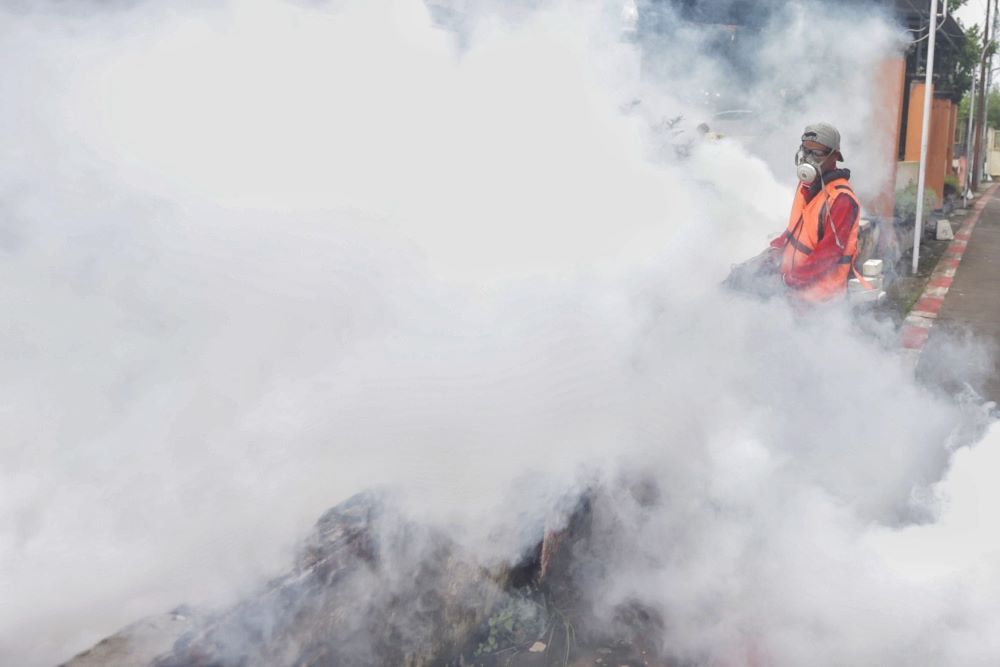 GERAK CEPAT: Warga secara swadaya melakukan fogging di lingkungan permukiman untuk melakukan pemberantasan nyamuk sebagai antisipasi merebaknya kasus DBD, di Desa Pulorejo Kecamatan Dawarblandong.