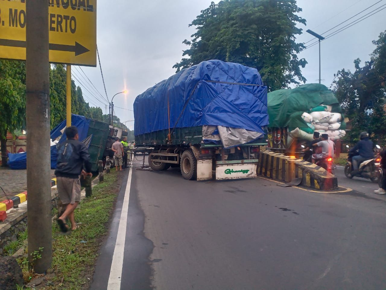 KECELAKAAN TUNGGAL: Truk gandeng muatan bahan pakan ternak terguling usai menghantam median jalan di depan SPN Bangsal, Selasa (21/1) pagi.
