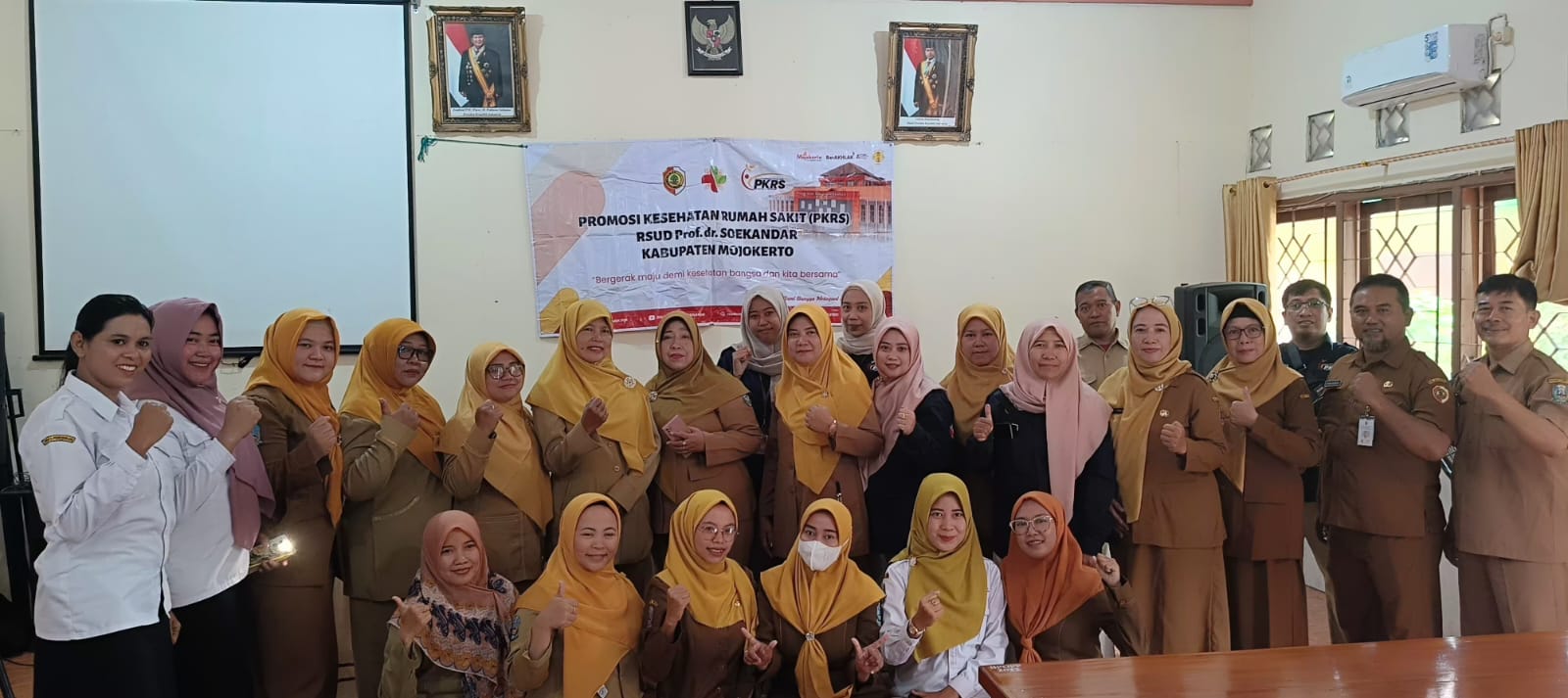 KOMPAK : TIM PKRS RSUD Prof dr Soekandar Kabupaten Mojokerto bersama kasek dan guru SLBN Seduri Mojosari Mojokerto.