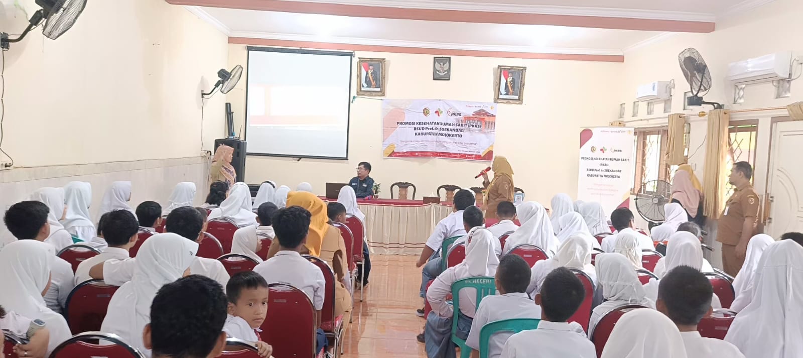 EDUKASI : TIM PKRS RSUD Prof dr Soekandar Kabupaten Mojokerto memberi edukasi pada siswa SLBN Seduri Mojosari.