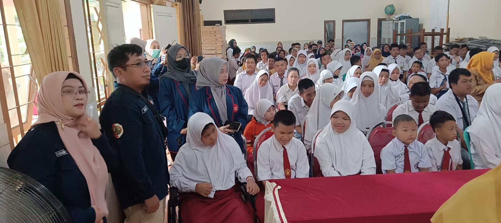 SEMANGAT : Suasana penyuluhan bertajuk etika batuk dan cuci tangan yang benar kepada para siswa SLBN Seduri Mojosari Mojokerto.