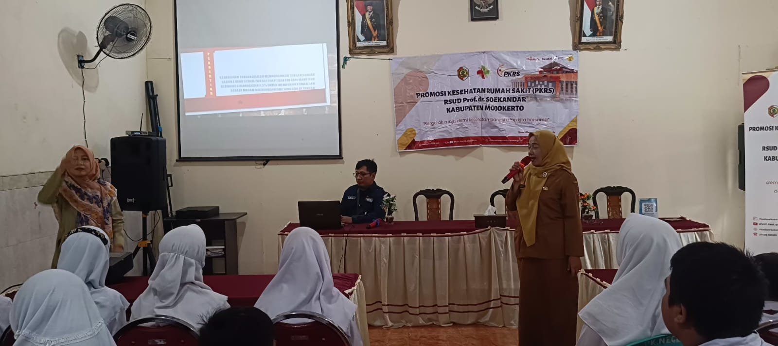 MENYIMAK : Siswa SLBN Seduri Mojosari didampingi tim TIM PKRS RSUD Prof dr Soekandar mengikuti penyuluhan.