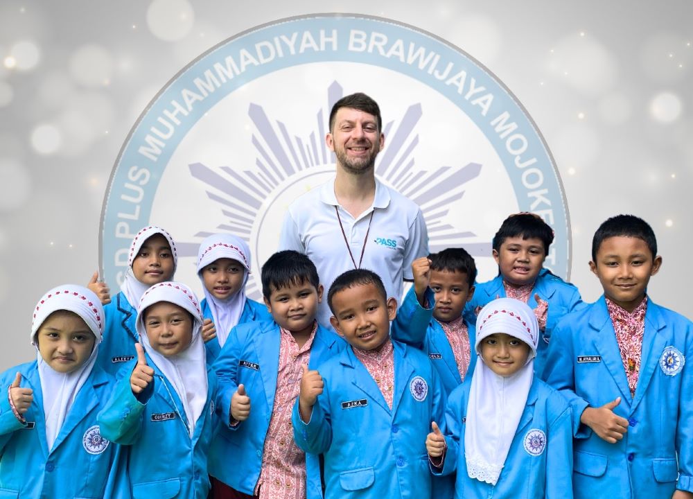MENYENANGKAN: Siswa SD Plus Muhammadiyah Brawijaya, Kota Mojokerto bersama native speaker dari UK menjalani sesi kelas english programme.