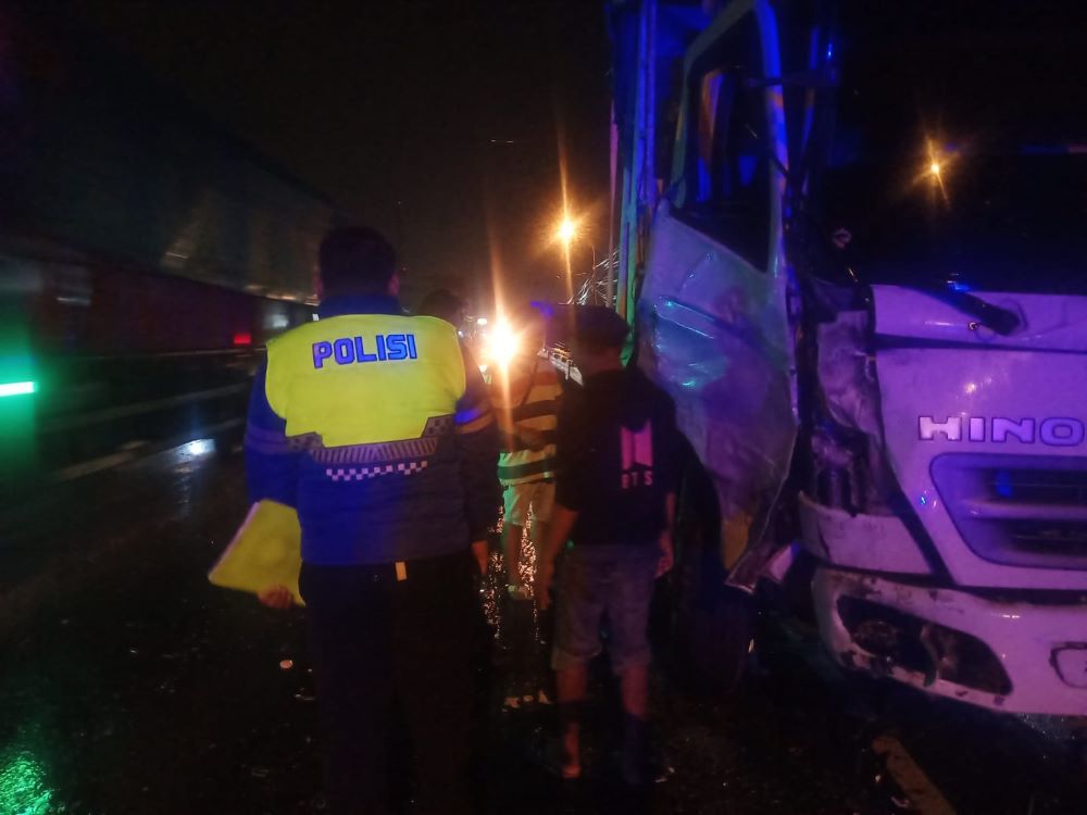 KENDARAAN BERAT: Petugas mengatur lalu lintas kecelakaan truk di Jalan Raya Desa Jabon, Kecamatan Jabon, Senin (20/1) malam.