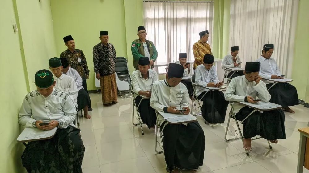 DIAKUI: Para santri menjalani ujian akhir nasional atau imtihan wathani di Pendidikan Diniyah Formal Riyadlul Quran, Sooko tahun lalu.