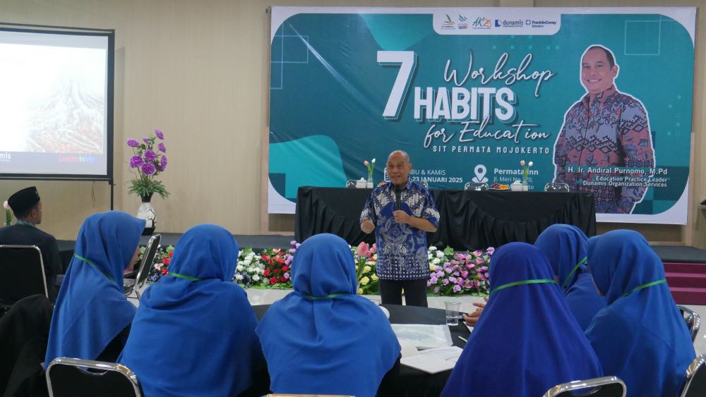 SEMANGAT BERUBAH: Para guru SIT Permata Mojokerto antusias menyimak paparan materi 7 habits dari ahli praktisi, kemarin (22/1).