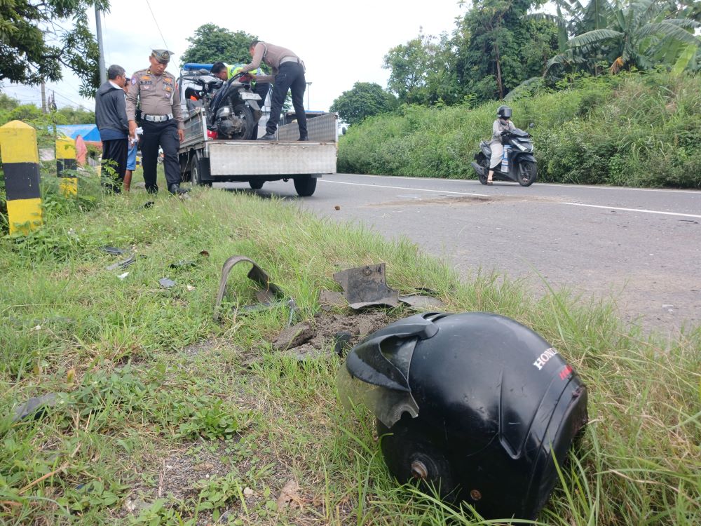 NAHAS: Polisi mengevakuasi motor korban kecelakaan di Jalan Raya Desa Betro, Kecamatan Kemlagi, kemarin (23/1).