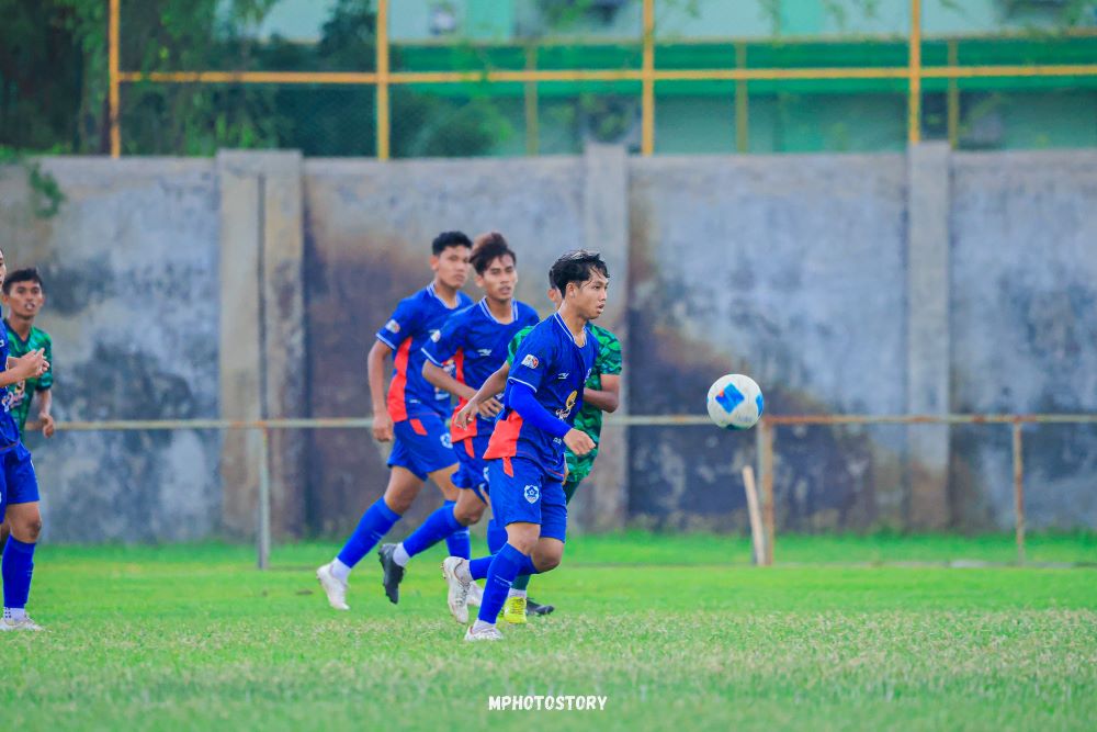 LEBIH TINGGI: Skuad Mojosari Putra dipastikan lolos ke babak 16 besar usai mengalahkan Persekam Metro FC di Stadion Jenggolo Sidoarjo, Kamis (23/1).