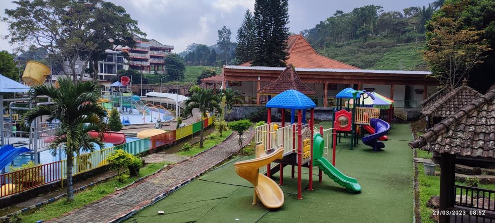 WISATA KELUARGA: Wisata Ubalan Water Park di Kecamatan Pacet, milik Pemkab Mojokerto dilengkapi berbagai wahana permainan anak.