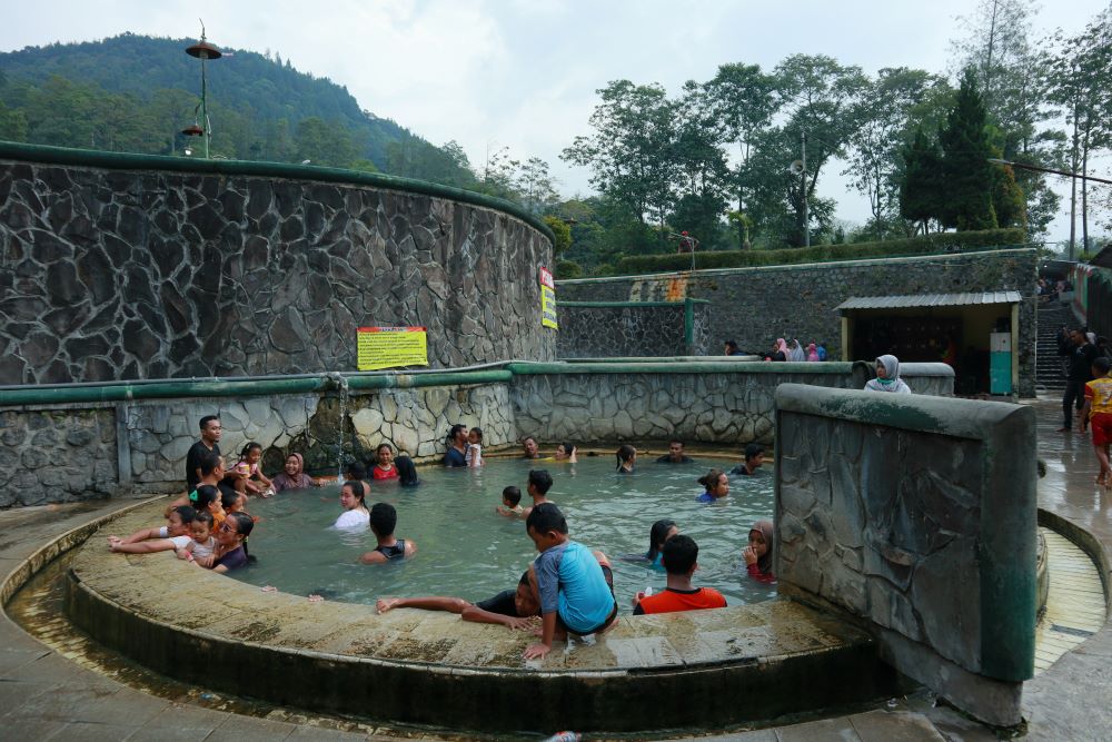 BISA BUAT TERAPI: Kolam Renang Air Panas Pacet bisa dimanfaatkan untuk terapi kesehatan bagi wisatawan.