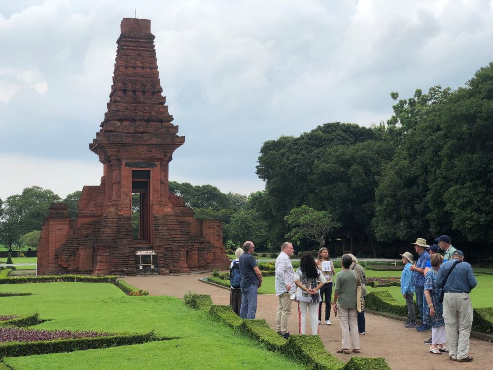 TERPUKAU: Ratusan wisawatan asing menikmati wisata sejarah di Kabupaten Mojokerto. Mulai Candi Bajang Ratu, Candi Tikus, hingga Pusat Informasi Majapahit.