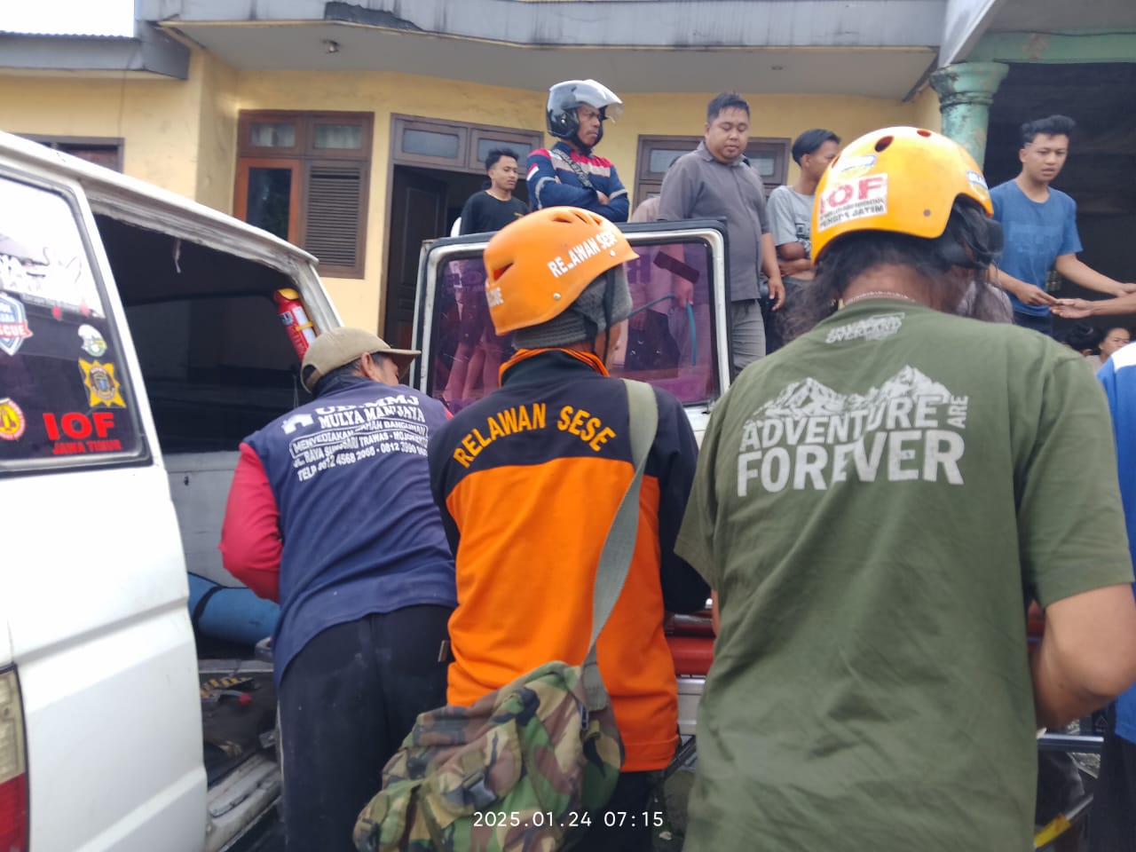 TRAGIS: Sukarelawan dan warga mengevakuasi korban kecelakaan di Jalan Raya Desa Sukosari, Kecamatan Trawas, Jumat (24/1) pagi.