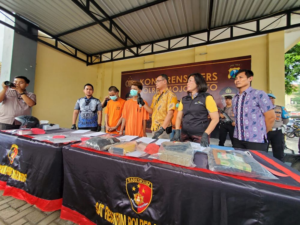 SASAR PEMUDA: Tersangka begal dengan modus mengaku perempuan ditunjukkan saat rilis kasus di Mapolres Mojokerto, kemarin.