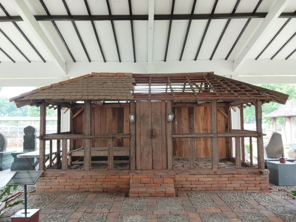 KUNO: Replika rumah dari masa Kerajaan Majapahit di Museum PIM, Trowulan.