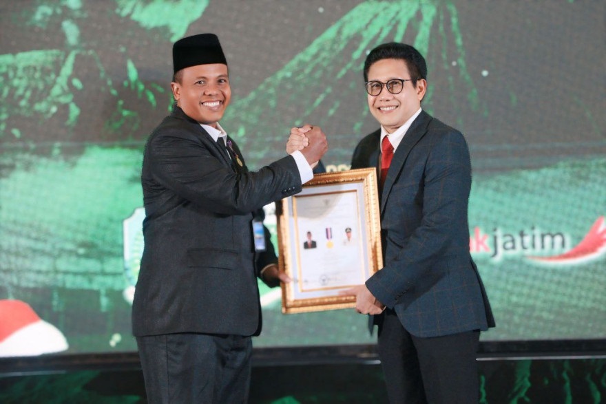 RAIH PENGHARGAAN:  Desa Sukoanyar menerima penghargaan Desa Mandiri dari Kemendes PDTT.