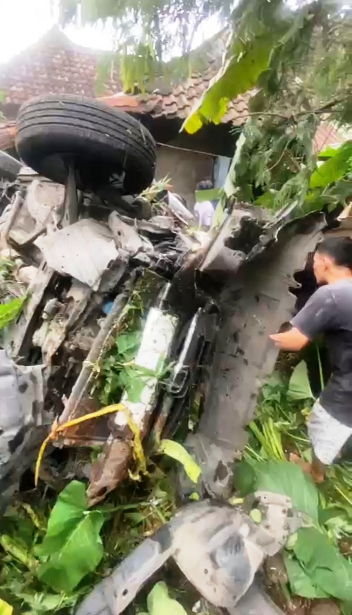 TERGULING: Mobil Honda Mobilio warna kelabu nopol S 1256 NR yang terguling akibat alami rem blong di Dusun Kambengan, Desa Cepokolimo, Kecamatan Pacet, Sabtu (25/1) petang. (foto: Martda Vadetya/JPRM)