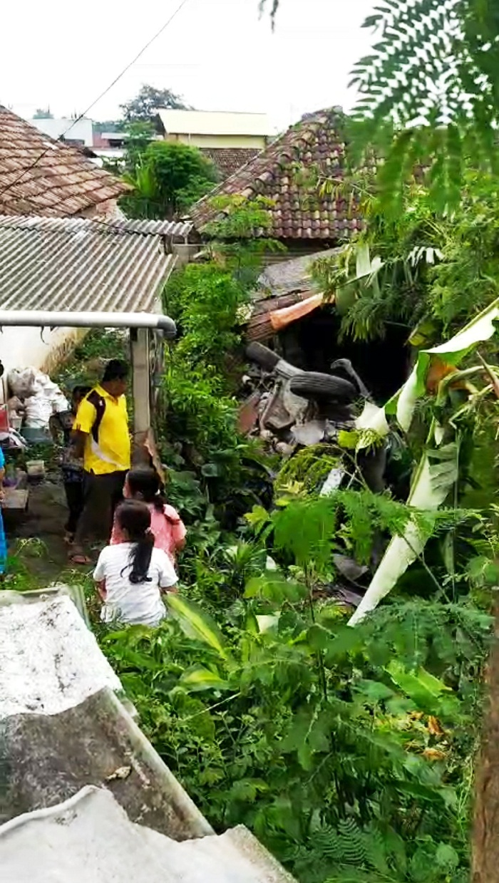 TERGULING: Mobil Honda Mobilio warna kelabu nopol S 1256 NR yang terguling akibat alami rem blong di Dusun Kambengan, Desa Cepokolimo, Kecamatan Pacet, Sabtu (25/1) petang. (foto: Martda Vadetya/JPRM)