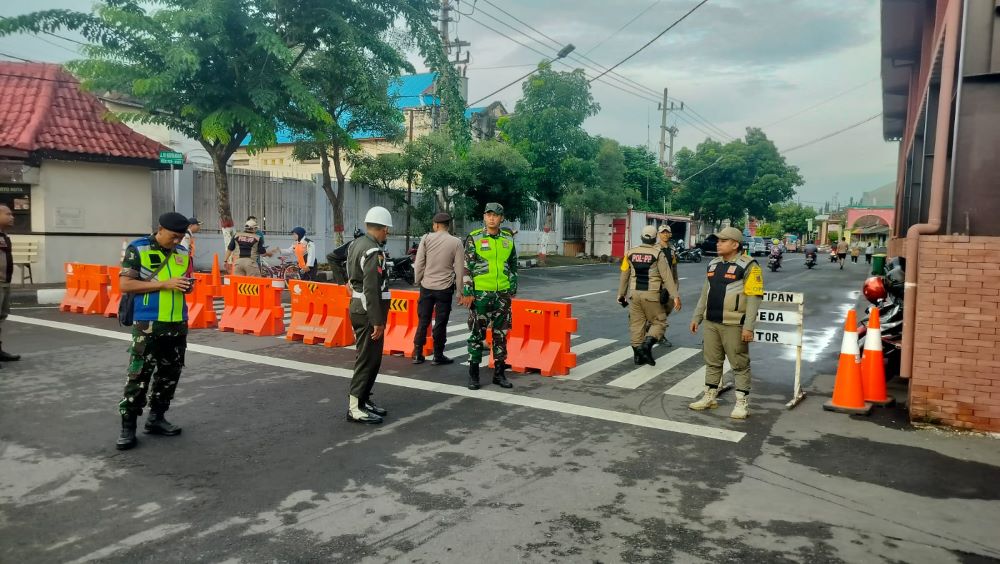 DIAWASI: Petugas gabungan melakukan patroli PKL di Alun-Alun Wiraraja, Kota Mojokerto, saat momen CFD, kemarin (26/1).