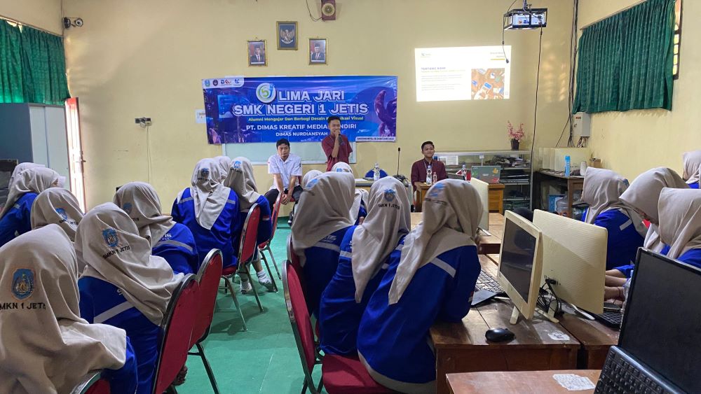 PENGEMBANGAN: Alumni SMKN 1 Jetis memberikan paparan pengalaman bagi peserta didik dalam program Lima Jari.