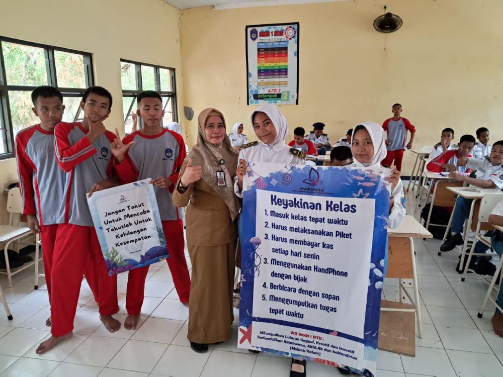KARAKTER BAIK: Siswa SMKN 1 Jetis menerapkan inovasi Mariposa dengan banner di kelas.