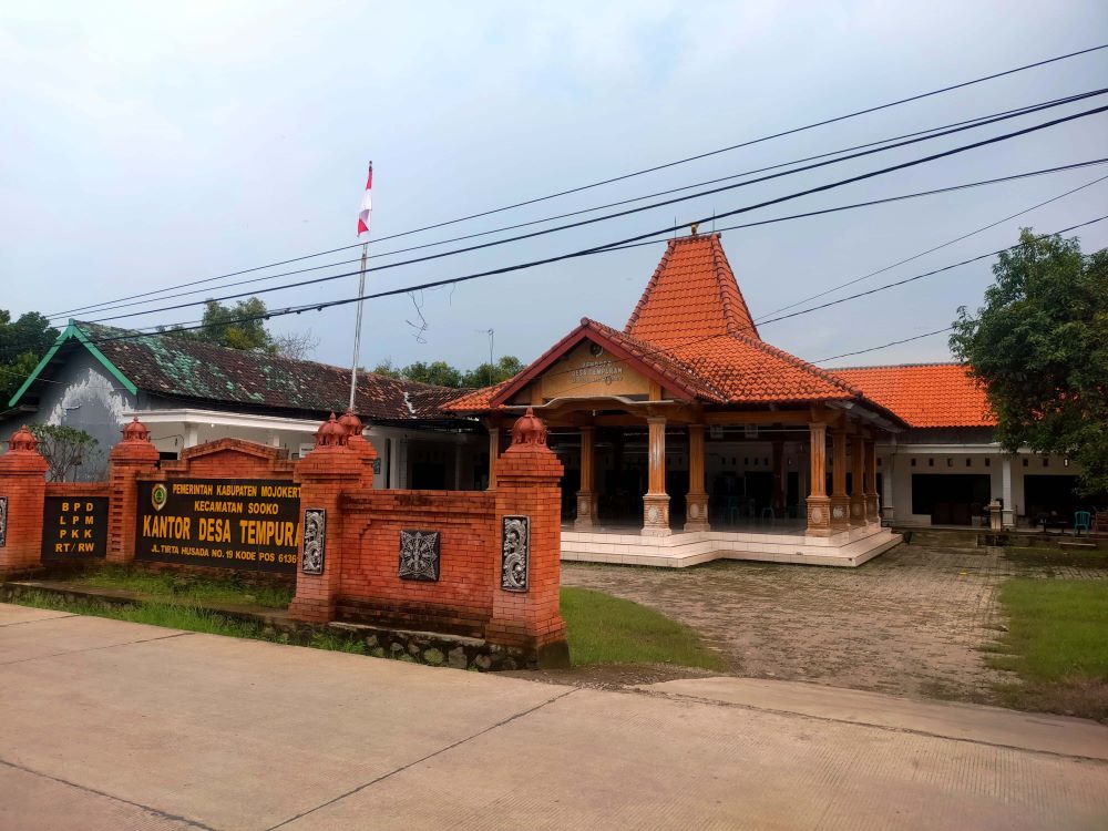 SURUT: Banjir luapan Afvour Jombok yang menggenangi Balai Desa Tempuran, Kecamatan Sooko, telah surut total, Minggu (26/1).