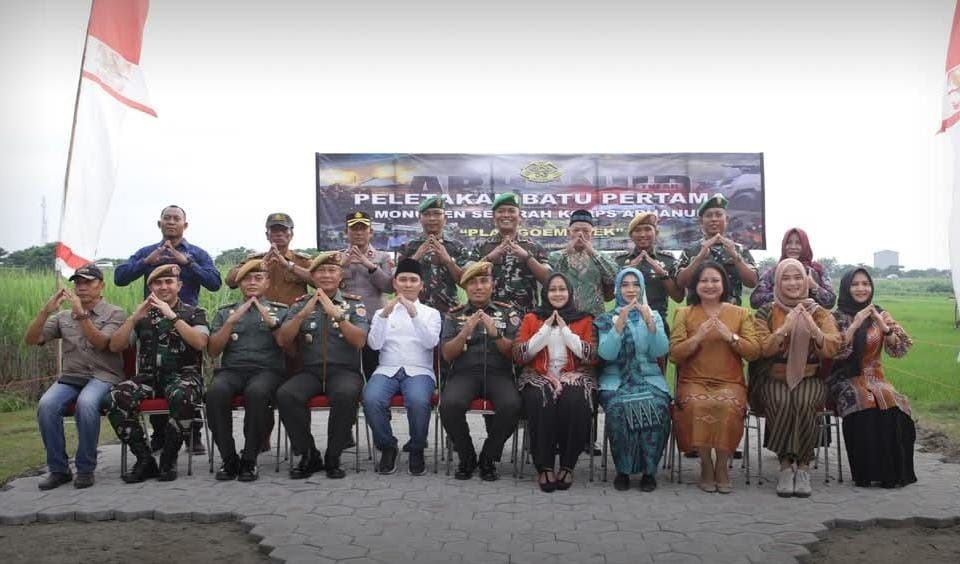 BERNILAI HISTORIS: Danpussenarhanud Mayjen TNI Hari Arif Wibowo dan Wakil Bupati Mojokerto Muhammad Albarraa di titik peletakan batu pertama pembangunan monumen perjuangan di Desa Parengan,