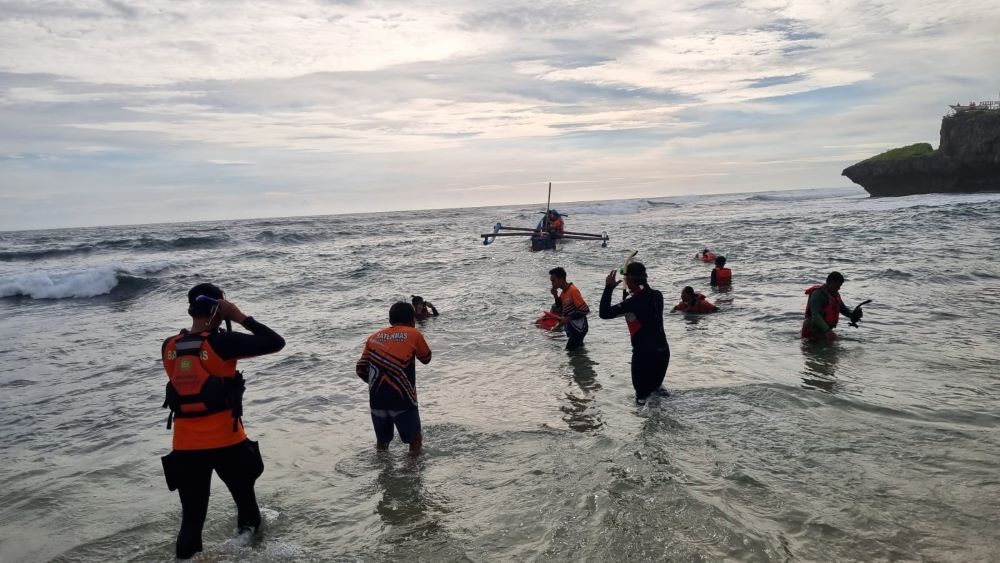 TERSERET OMBAK: Tim SAR melakukan pencarian korban tenggelam di Pantai Drini, Desa Banjarejo, Kecamatan Tanjungsari, Kabupaten Gunungkidul, DIY, kemarin (28/1).