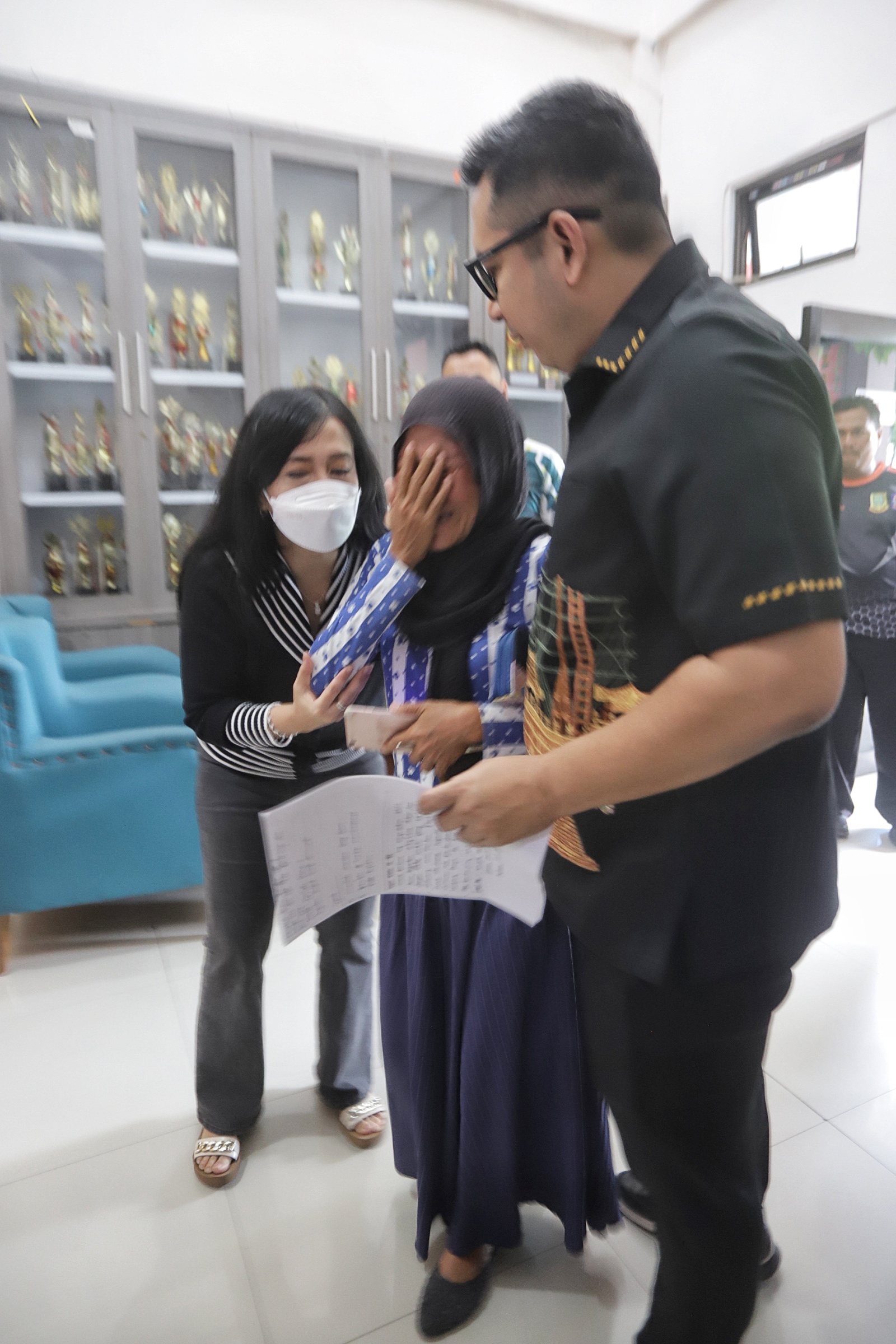 TANGIS DUKA: Pj Wali Kota M. Ali Kuncoro mencoba menenangkan keluarga korban yang mendatangi kantor Dikbud Kota Mojokerto.&nbsp;