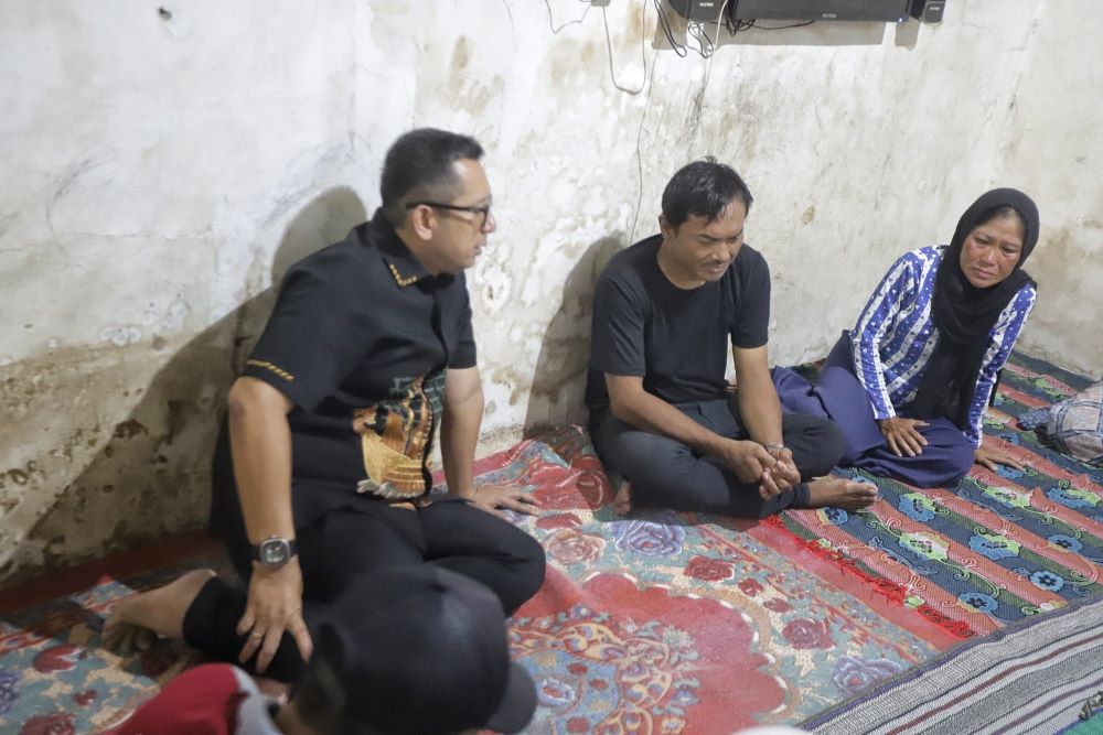 BERDUKA: Pj Wali Kota Mojokerto Moh. Ali Kuncoro saat bertakziah ke rumah duka MYA, siswa SMPN 7 Mojokerto yang menjadi korban kecelakaan air di Pantai Drini, Kabupaten Gunungkidul, Yogyakarta.