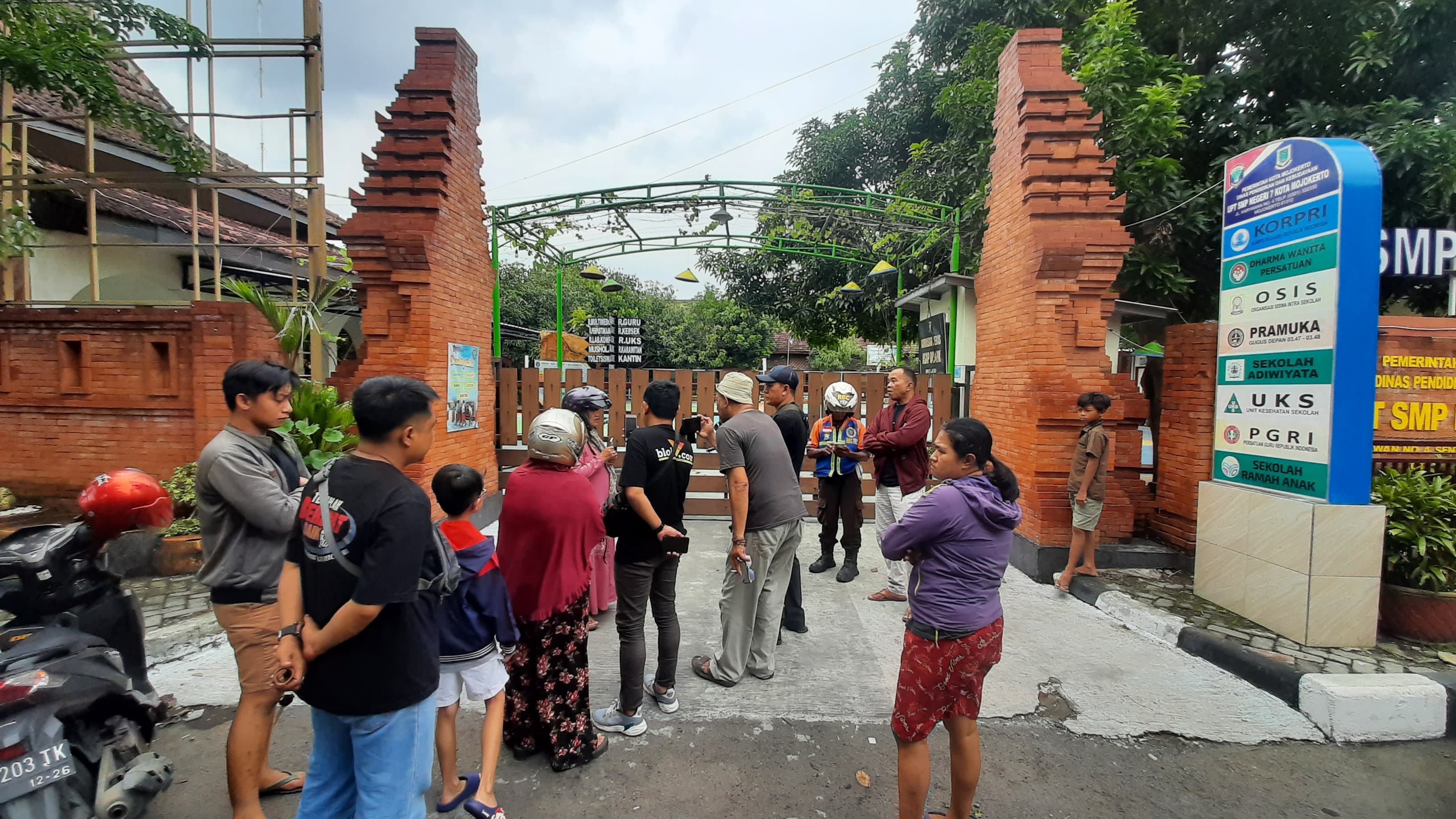PANIK: Sejumlah wali murid dan keluarga mendatangi SMPN 7 Mojokerto untuk mencari tahu kabar tentang anaknya yang ikut rombongan outing class di Pantai Drini, Gunungkidul, Selasa (28/1).&nbsp;
