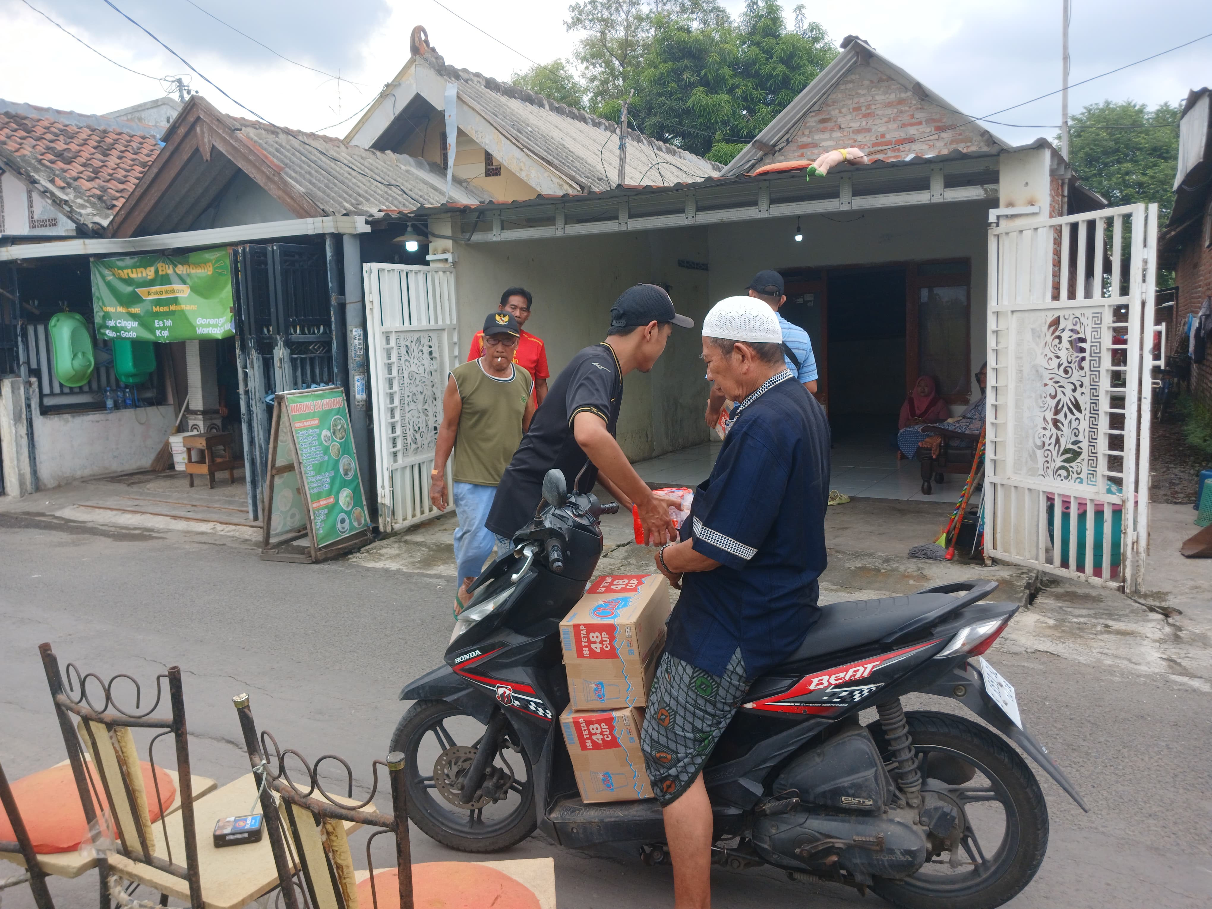 TUNGGU JENAZAH: Suasana di rumah duka korban Malvein Yusuf Adh Dhuqa di Jalan Al-Azhar, Lingkungan Balongrawe, Kelurahan Kedundung, Kecamatan Magersari, Kota Mojokerto, Selasa (28/1) siang.