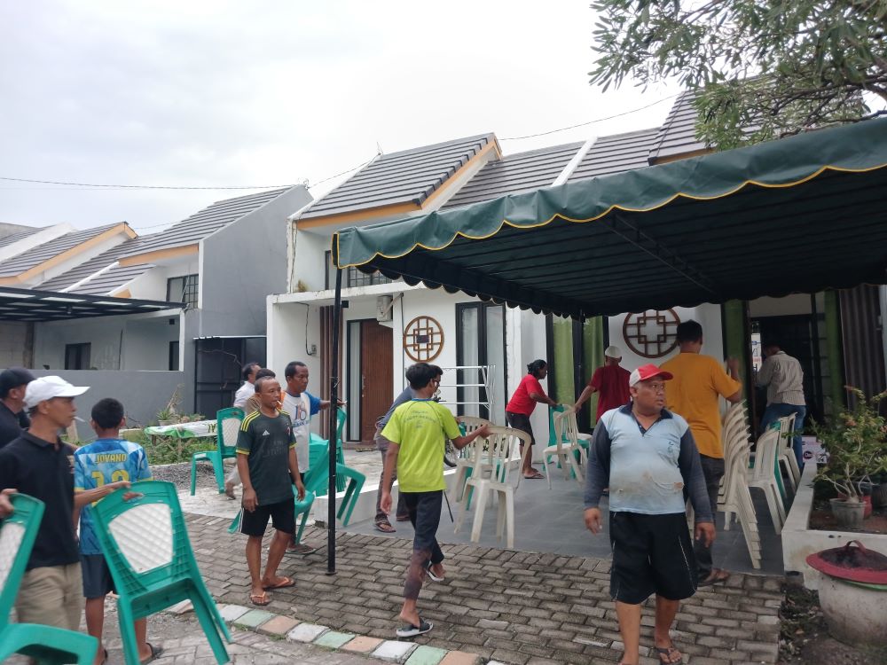 KORBAN KEEMPAT: Warga menata tenda dan kursi di rumah duka korban tenggelam di Perumahan The Suam Residence, Kelurahan Kedundung, Kecamatan Magersari, Kota Mojokerto, kemarin (28/1).