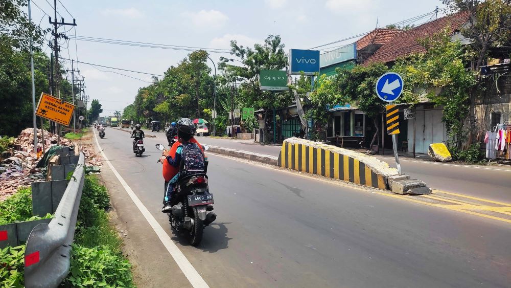 JADI SOROTAN: Keberadaan median jalan di depan Jalan Raya Desa Puloniti, Kecamatan Bangsal, disebut kerap memicu kecelakaan.