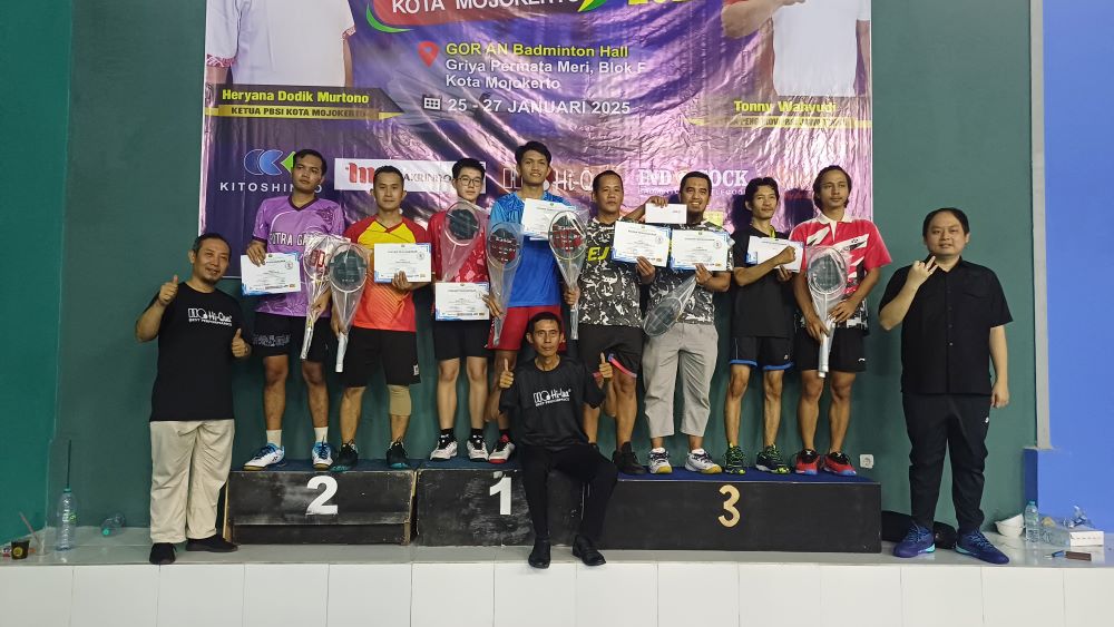 BIBIT JUARA: Para pemenang kategori ganda dewasa yang didampingi Andi Nugroho, Sekretaris Umum PBSI Kota Mojokerto (kanan), Adi Cahyono (tengah) dan Sutomo (kiri).