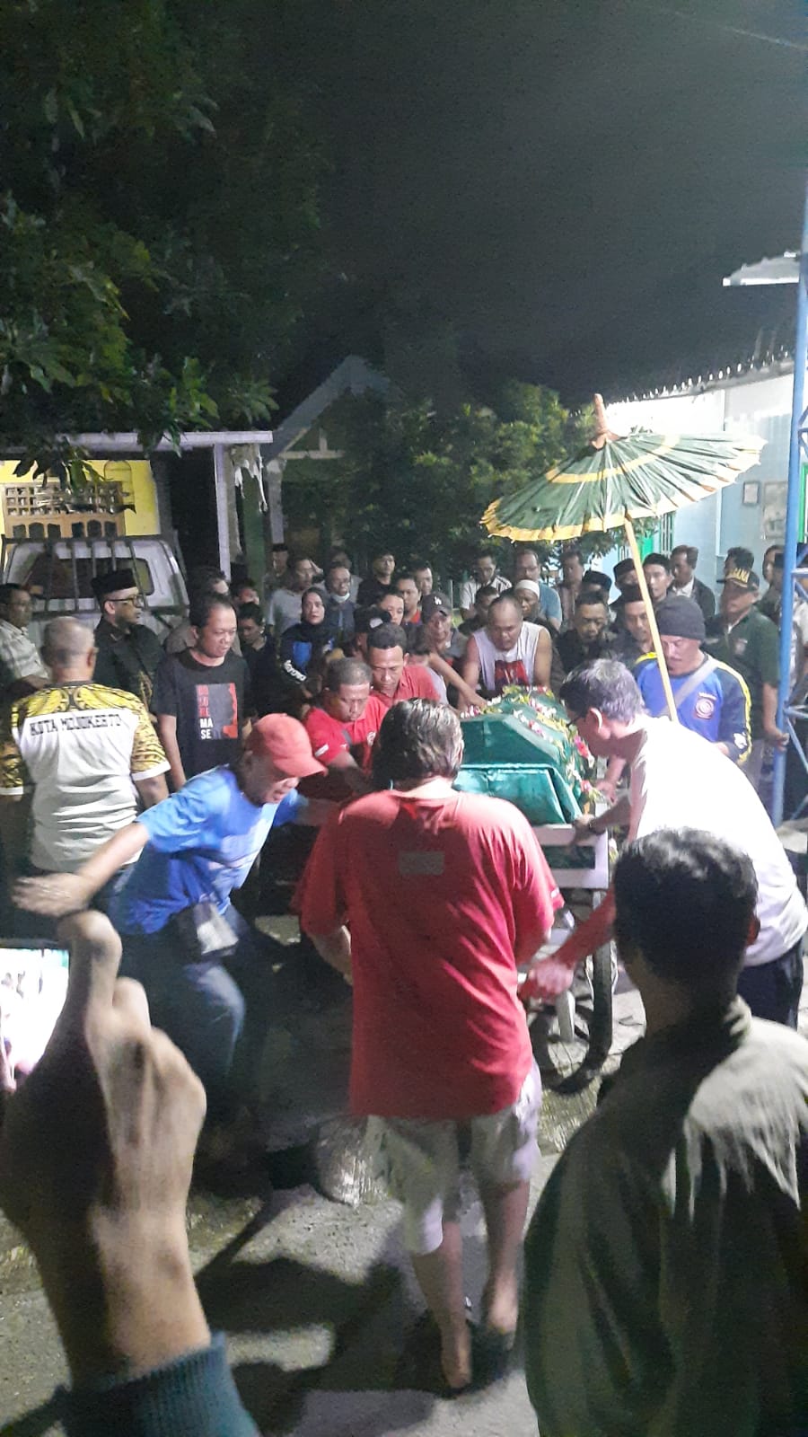 DISEMAYAMKAN: Jenazah Alfian Aditya Pratama, salah satu siswa SMPN 7 Mojokerto yang menjadi korban tenggelam di Pantai Drini, DIY, dilepas untuk dimakamkan, Selasa (28/1) malam.&nbsp;