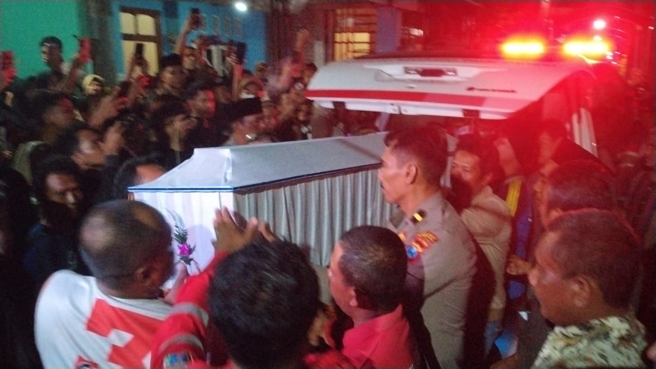 RUMAH DUKA: Jenazah Alfian Aditya Pratama saat tiba di rumah duka di Gang Flamboyan, Kelurahan Wates, Kecamatan Magersari, Kota Mojokerto, Selasa (28/1) malam.&nbsp;