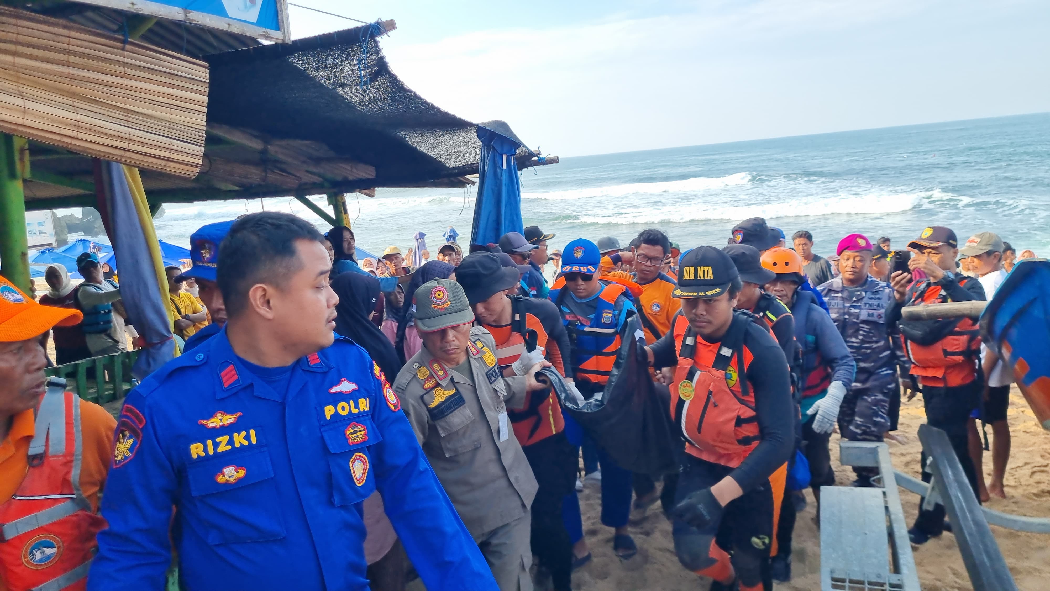 PROSES EVAKUASI: Tim SAR Gunung Kidul mengevakuasi jenazah korban terakhir Pantai Drini, Rabu (29/1) pagi.&nbsp;