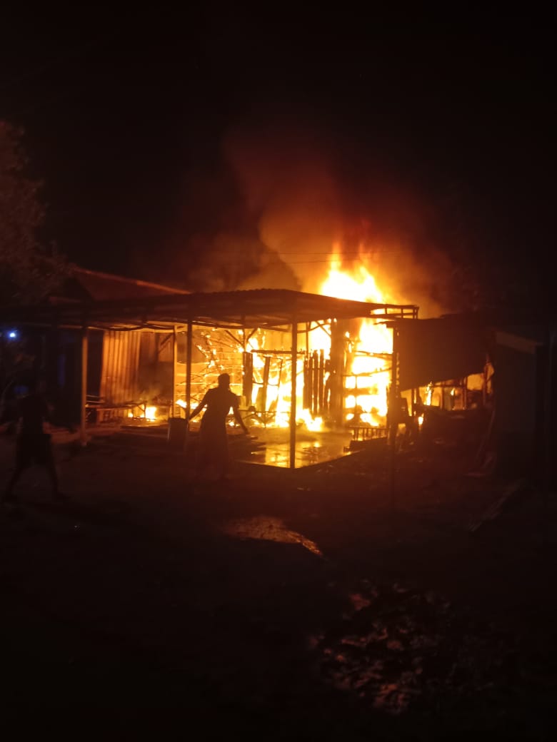 MEMBARA: Warga bersama petugas berupaya memadamkan api yang membakar gudang helm di Desa Jambuwok, Kecmatan Trowulan, Rabu (29/1) dini hari.
