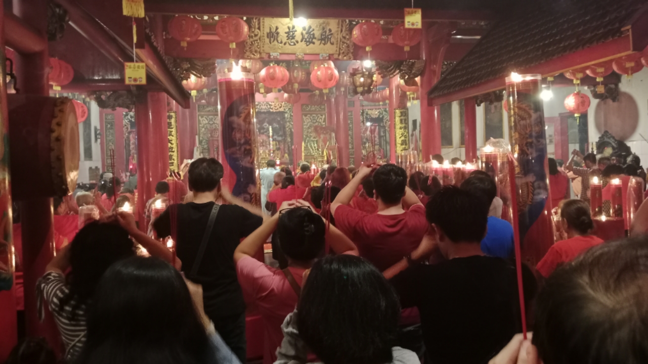 KHUSYUK: Umat TITD Hok Sian Kiong Kota Mojokerto melaksanakan ibadah malam Imlek, Selasa (28/1) malam.