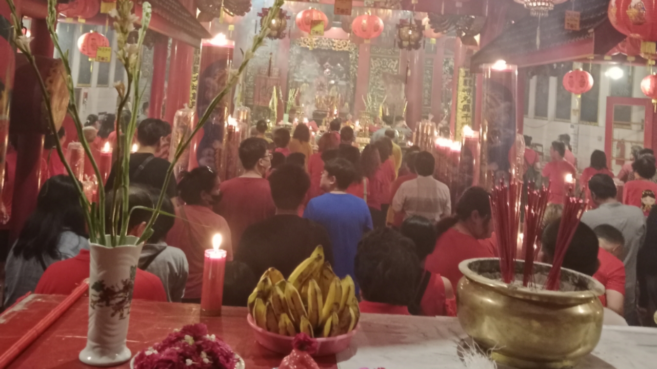 TAHUN ULAR KAYU: Umat TITD Hok Sian Kiong menggelar sembahyang jelang Imlek, Selasa (28/1) malam.